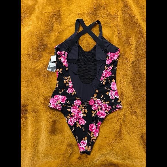 Volcom • Bathing Suit - Picture 2 of 9